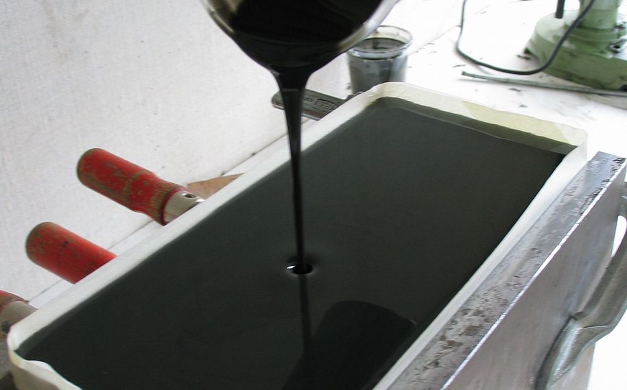 Acrylaat wordt boven in gegoten
