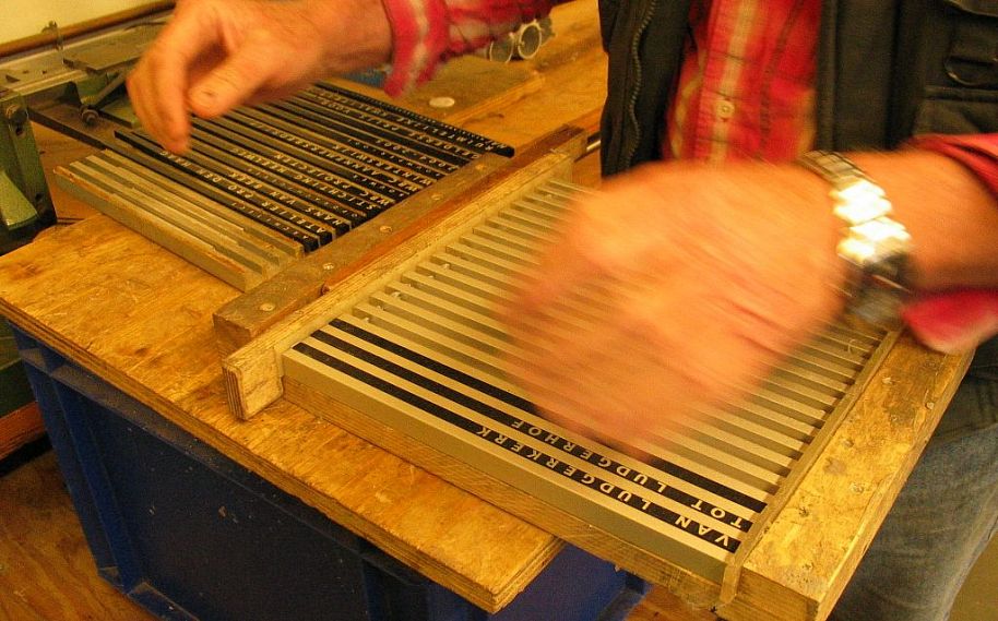 Plaatsen latjes in aluminium extrusie