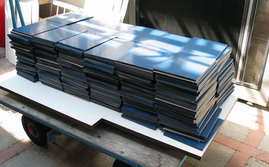 Het basismateriaal voor de tekstregels: zwart acrylaat