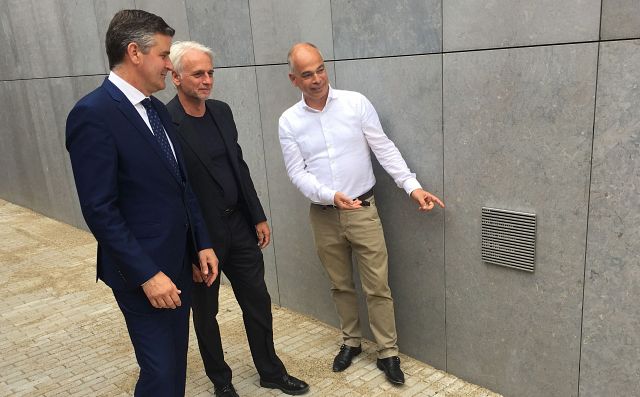 Overhandiging plaquette Cube