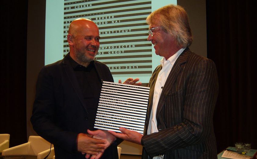 Overhandiging plaquette Het Nieuwe Instituut